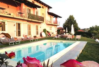 Domus Langhe B&B has Balcony rooms