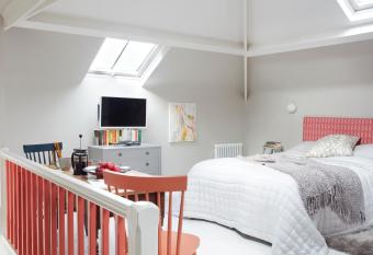 Stunning studio cntrl Totnes with parking allows 18 year olds to book a room