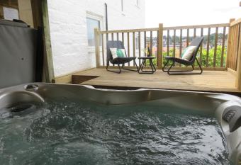 Esk Cottage - Cyanacottages has rooms with a private hot tub