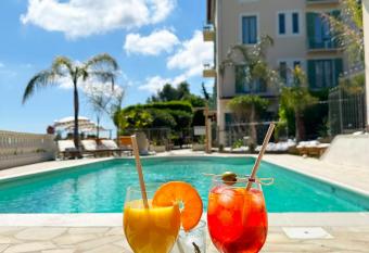 Miramar has Balcony rooms