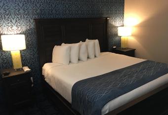 Riverside inn hannibal has rooms with a private hot tub