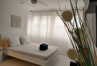 Luminoso y moderno Estudio Plaza Andaluc  a allows 18 year olds to book a room