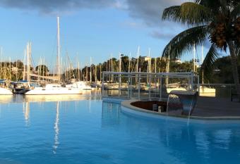 superbe villa au bord de la mer, piscine, ponton priv   allows 18 year olds to book a room