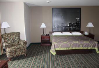 Super 8 by Wyndham Union has rooms with a private hot tub