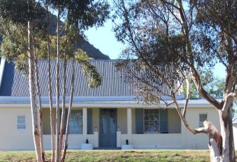 Kandelaars Cottage allows 18 year olds to book a room