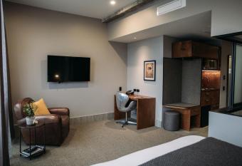 King and Queen Hotel Suites allows 18 year olds to book a room