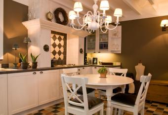 sleeping in bruges allows 18 year olds to book a room