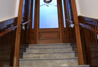 La corte del moro allows 18 year olds to book a room