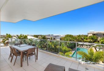 Luxury Apartments at Bells Blvd has rooms with a private hot tub