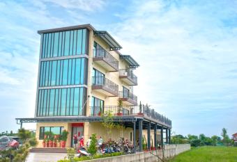 123 Hall has Balcony rooms