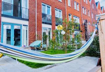 Canal House - Homestay allows 18 year olds to book a room