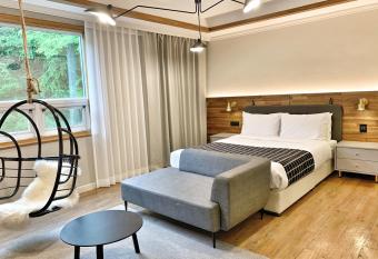 Fresh Hill allows 18 year olds to book a room