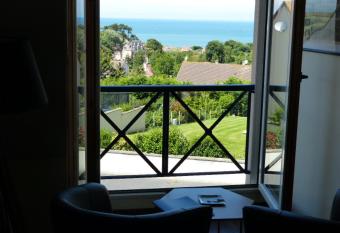 LE RUBAN BLEU FACE A LA MER allows 18 year olds to book a room