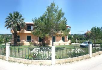 Feakes Apartments has Balcony rooms