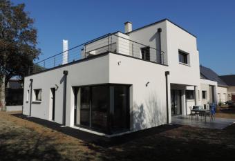 Jolie maison d   architecte has Balcony rooms