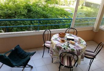 Plage et jardin en centre ville allows 18 year olds to book a room