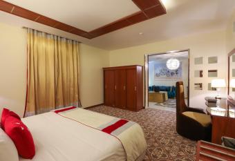 Meral Crown Hotel has rooms with a private hot tub