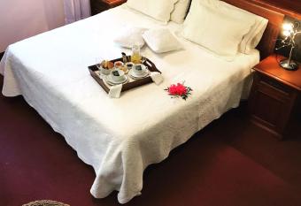 Hotel Aeropuerto Ezeiza Casa de MR has rooms with a private hot tub