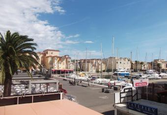 Studio sur le port, climatisation, wifi, piscine, lave-linge allows 18 year olds to book a room
