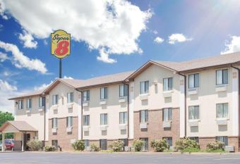 Super 8 by Wyndham Abilene KS allows 18 year olds to book a room