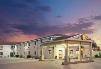 Super 8 by Wyndham Sikeston/Miner Area has Smoking rooms