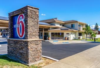 Motel 6 Anderson Redding Airport has Smoking rooms