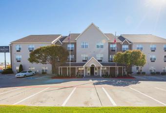 Country Inn & Suites by Radisson, Lewisville, TX allows 18 year olds to book a room