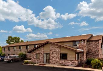 Super 8 by Wyndham Hartford WI has Balcony rooms