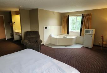 Eagle Ridge Inn has rooms with a private hot tub
