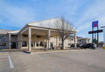 Motel 6 Amarillo Tx has Smoking rooms