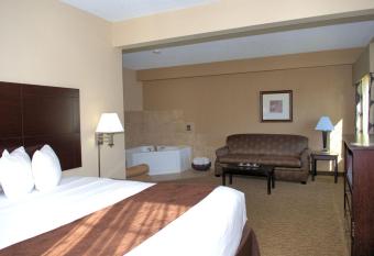 Rock Island Inn & Suites has rooms with a private hot tub