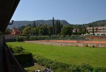 Trilocale Palazzo Garda allows 18 year olds to book a room