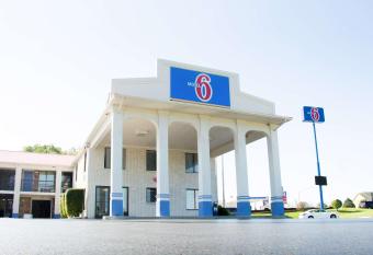 Motel 6 Cookeville has Smoking rooms