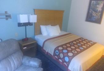 Super 8 by Wyndham Baxter/Brainerd Area has rooms with a private hot tub