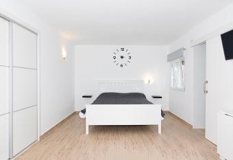 AFRODITA 1 allows 18 year olds to book a room