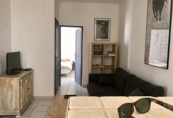 R  veil vue sur les Ar  nes allows 18 year olds to book a room