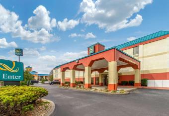 Quality Inn Bulls Gap has rooms with a private hot tub
