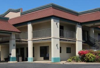 Executive Inn Yanceyville has Smoking rooms