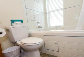 Sandcastle Beachfront has rooms with a private hot tub