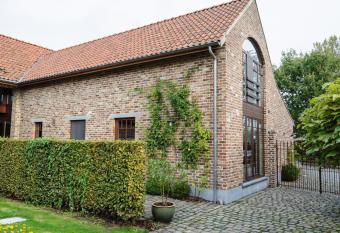 B&B Het Hof van Petronilla allows 18 year olds to book a room