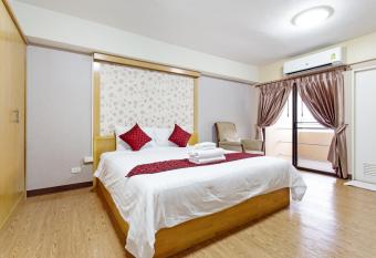 P-Park Hotel near Yanhee Hospital - SHA Extra Plus has rooms with a private hot tub