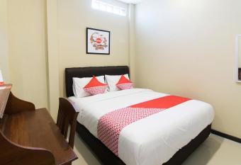 SUPER OYO 890 Dewi Fortuna Guest House allows 18 year olds to book a room