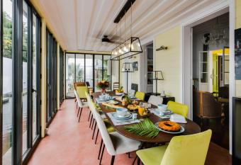 Villa Marie Lucie allows 18 year olds to book a room