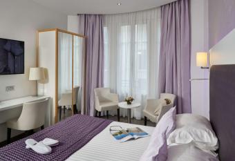 Best Western Plus Hotel Carlton Annecy has rooms with a private hot tub