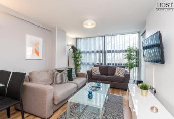 Central Modern 2 Bedroom Apartment with Balcony & Free Parking! has Balcony rooms