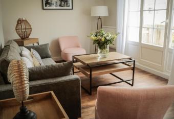 LE PATIO DE CLARA allows 18 year olds to book a room