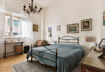 CozyandConfortable allows 18 year olds to book a room