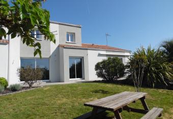 Chambre les Hortensias allows 18 year olds to book a room