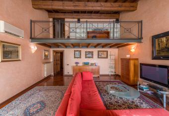 CA MATHILDE has Balcony rooms