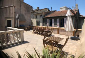 A l ombre du Palais allows 18 year olds to book a room